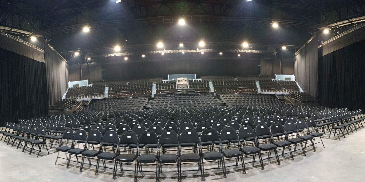 Lenaguitariste's tweet photo. Premier zénith ce week-end ! Un régal 🤩🎶☺️✨🎵🎸😎#DanielGuichardtournee2k23 https://t.co/BEdExoa2YE