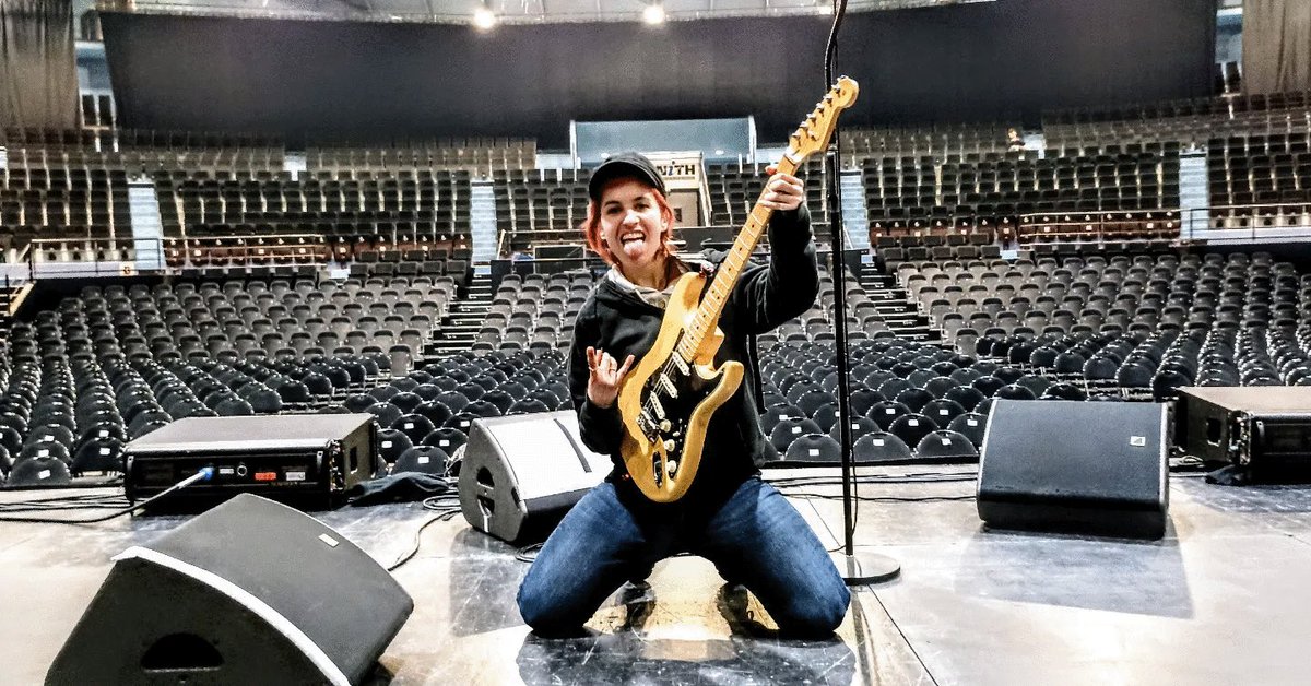 Lenaguitariste's tweet photo. Premier zénith ce week-end ! Un régal 🤩🎶☺️✨🎵🎸😎#DanielGuichardtournee2k23 https://t.co/BEdExoa2YE
