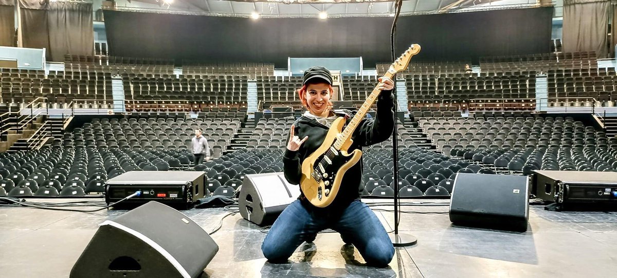 Lenaguitariste's tweet photo. Premier zénith ce week-end ! Un régal 🤩🎶☺️✨🎵🎸😎#DanielGuichardtournee2k23 https://t.co/BEdExoa2YE