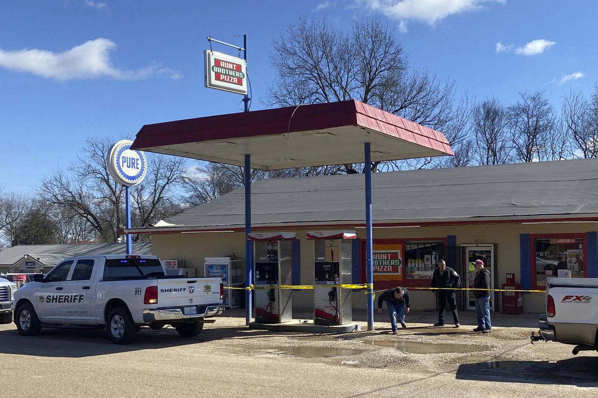 tysnetwork's tweet photo. At least six people were shot and killed Friday in a shooting spree in the town of Arkabutla, Mississippi, according to the Tate County sheriff.  The shooter killed one man in a local convenience store, and five other victims were found in separate homes. https://t.co/haAdlpM729