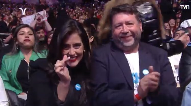 Colepato_Chile's tweet photo. Ya pero hablemos de lo DIOSA, OVACIONADA, VITOREADA, RECONOCIDA, APOYADA Y SOÑADAMENTE AMADA REINITA QUEEN DEL CORAZONCITO KAWAII ❤️🫰 la gran alcaldesa @MacaRipa #Viña2023 #FestivalDeVina #Bichota #Ripamonti #Vina2023 👑👸🏻 https://t.co/3M2Z9VMOLY