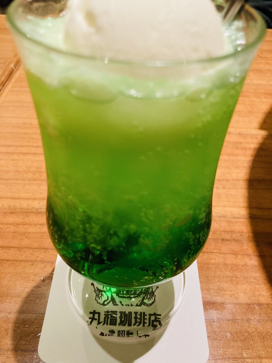 leaf_house's tweet photo. 丸福珈琲店
私が利用するのは、あべのハルカス店。

こちらのコーヒーはかなり濃い目。
だからいつも私はアメリカン。

今回はメロンソーダー🥰
ソーダ？ソーダー？

子供の頃から大好きで、喫茶店へ行くと頼みたくなります。

#丸福珈琲店 
#珈琲 
#コー
#メロンソーダー
#あべのハルカス近鉄本店 https://t.co/w0FhsHSgdY