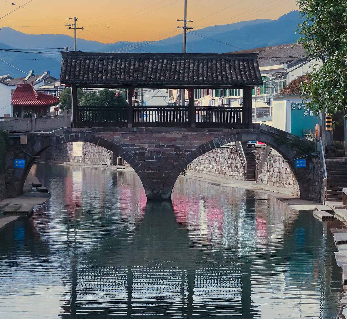 Wan’an Bridge is located in Lincun Village of Hengjie Town. According to the records, the bridge was built in the Song Dynasty, across the Huanhua Creek, with rigorous structure and sophisticated technology. #Haishu #CoastalNingbo [Photo/ Shui Guohong]