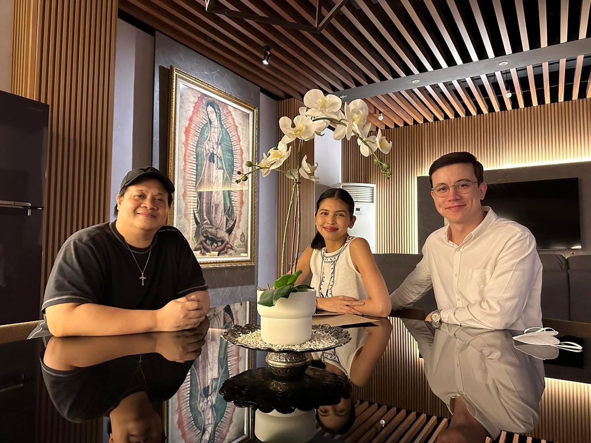 hannah24135040's tweet image. Ang saya ko na makita na ikakasal kana sa tamang lalaki..kahit hindi naman ako ang nanay mo, naiiyak ako @mainedcm hangad ko palagi ang kaligayan mo. Salamat @AtaydeArjo sa hindi pagsuko. Atapang na lalaki si Atayde! Exited na Ako sa kasal nyo.. share kayo pic ha? 😂😂 #ArMaine