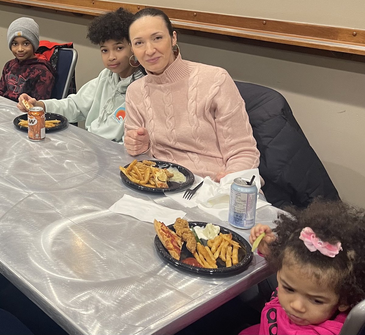 wpginsbrokers's tweet photo. Great night out with some of our team members and their families at the Manitoba Moose game! Thanks to our Fun Committee for organizing the event! 

#GoMooseGo #funatwork #teamwork #winnipeginsurance https://t.co/xEDhLSuHZ8