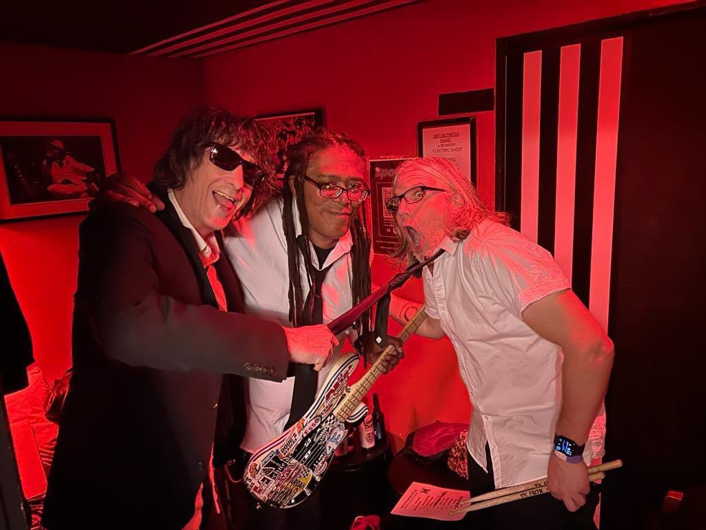 MickeyLeighNYC's tweet photo. the crowd at Bowery Electric last night LIT US UP!! with Patrick Carpenter and @Westrocker1 https://t.co/GFmETDAX4W