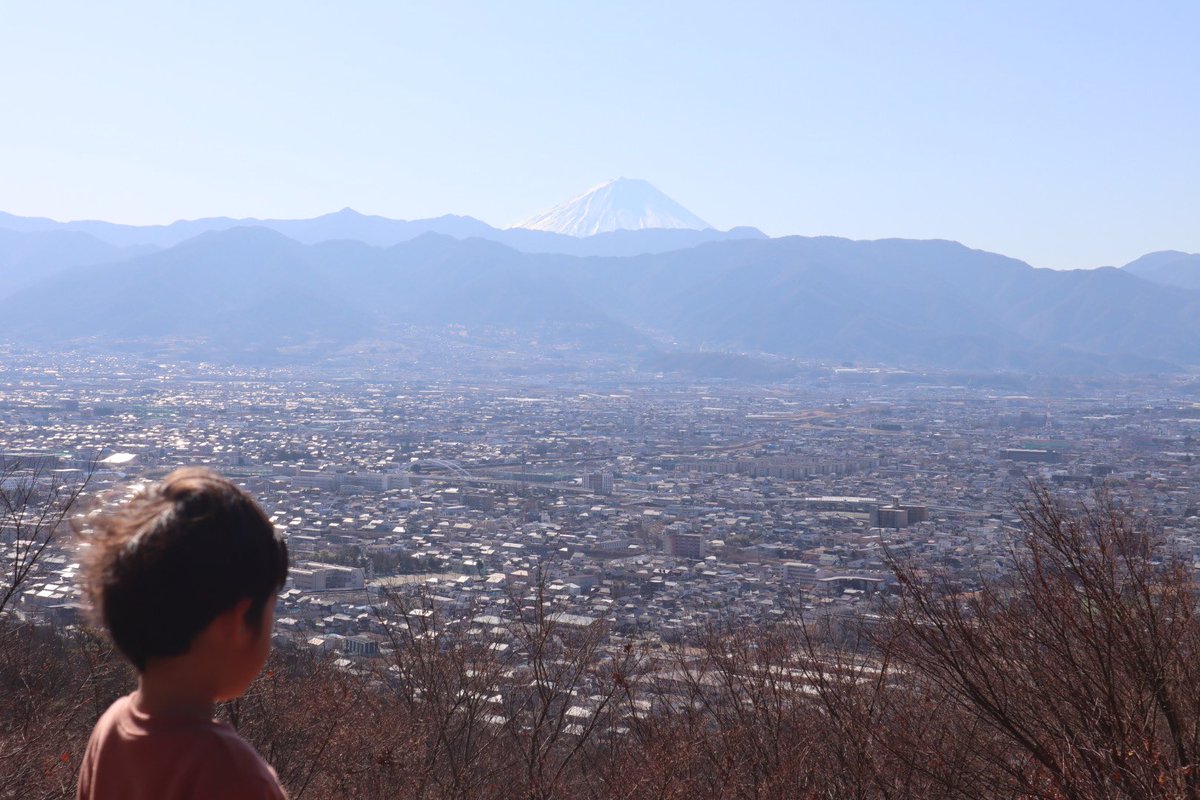 ayumiwriter's tweet photo. あんまりにも気持ちよくてあったかいお天気だったので、
保育園の前にちょっと寄り道して富士山を見に。

愛宕山から。
車で10分くらいの寄り道でこんな素敵な景色見れるのって
最高！🗻✨

#保育園留学
#甲府市
#親子ワーケーション https://t.co/bSTMbhaYli
