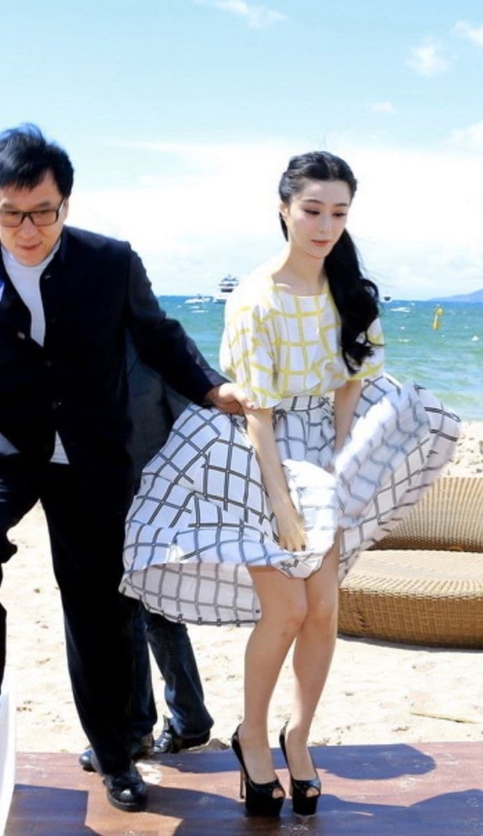gril6668's tweet photo. 冰冰和龙哥  海边风太大 裙子飞起来走光了 抓拍到了性感的白色三角内内 https://t.co/G6UoicF7Q2