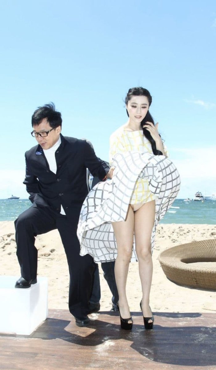 gril6668's tweet photo. 冰冰和龙哥  海边风太大 裙子飞起来走光了 抓拍到了性感的白色三角内内 https://t.co/G6UoicF7Q2