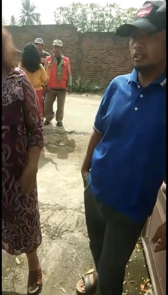 Tangkap dan penjarakan bandit provokator kaos biru ini !! Dia jelas musuh agama dan negara. Bandit agama ini sengaja ingin merusak kebhinnekaan di NKRI. <a href="/poldalampung/">polda lampung</a> <a href="/CCICPolri/">Direktorat Tindak Pidana Siber Bareskrim Polri</a> <a href="/mohmahfudmd/">Mahfud MD</a> <a href="/jokowi/">Joko Widodo</a>