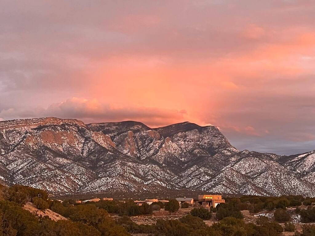HectorAriceaga's tweet photo. Heavenly sunset. Sandias to the east, mesas to the west. 10 seconds apart #nofilter #sunset #sandias #placitas #newmexico #ourviews. https://t.co/XfLZZjfVkN https://t.co/5jT5e4qewB