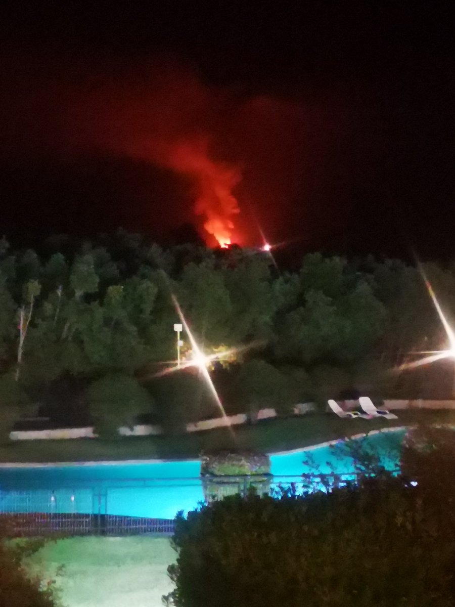 never_blondie's tweet photo. Incendio en ruta F-30 frente al 12010 #quintero https://t.co/WB4eCCmvEv