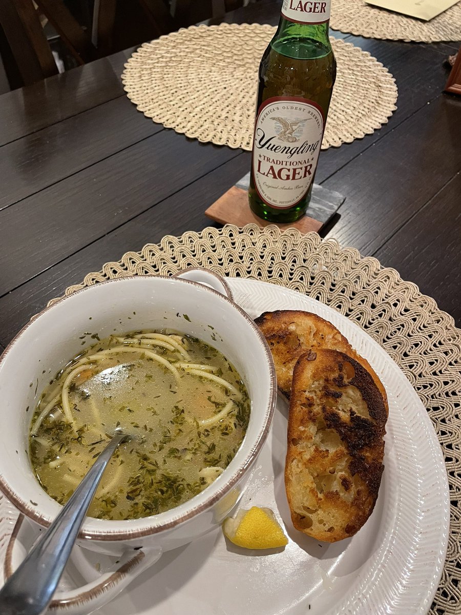 ChefDondari's tweet photo. Just one of those nights with homemade chicken noodle soup and my favorite libation. #chefdondari #yuengling #wintersoup https://t.co/WirZYjayXp