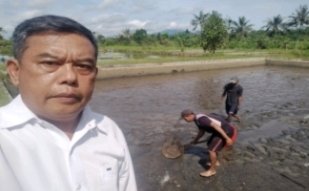 Wawan_s63's tweet photo. Senin (09-01-2023), Wawan Setiawan, Luhkan Lombok Tengah, di POKDAKAN Al Ibrahim Ds Aik Berik, mendampingi Panen Ikan Nila, kolam tanah sebanyak 7800 kg.luas kolam 3000 m2 size 350 gr./ekor, harga Rp.23.000/kg.
#GiatLuhkanSatminkalGONDOL
#Lomteng #Panen
@puslatluhkp https://t.co/JhR0gruRtS
