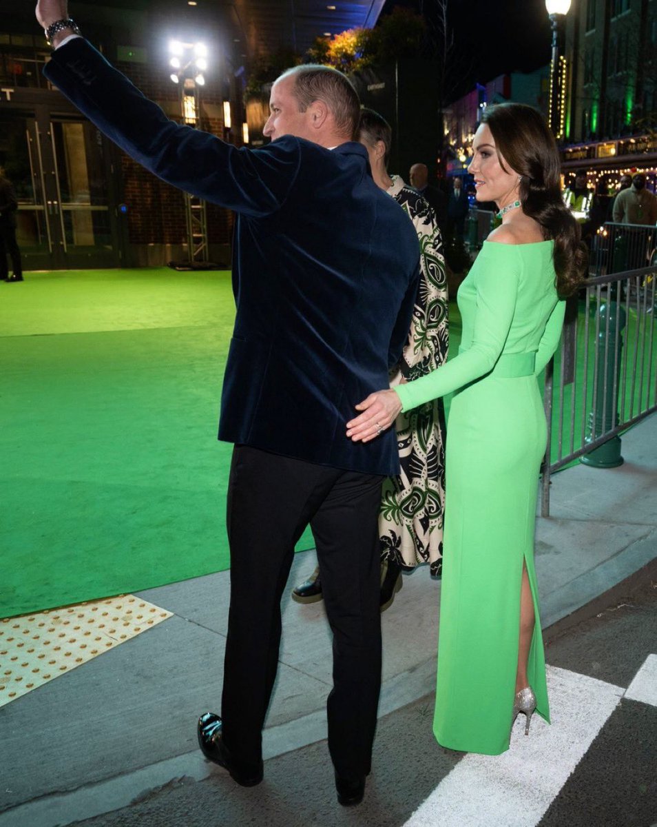 Canellelabelle's tweet photo. Hah! 😂 the cheeky little pat Catherine gave to William's tush is making rounds. WELL, he is delicious looking and he is her husband🤭😍This is not the first time either... Catherine, its the touches, William its the heated looks😍😍 YUMMY couple😍🔥🔥🔥 https://t.co/lsaJFHHfi8