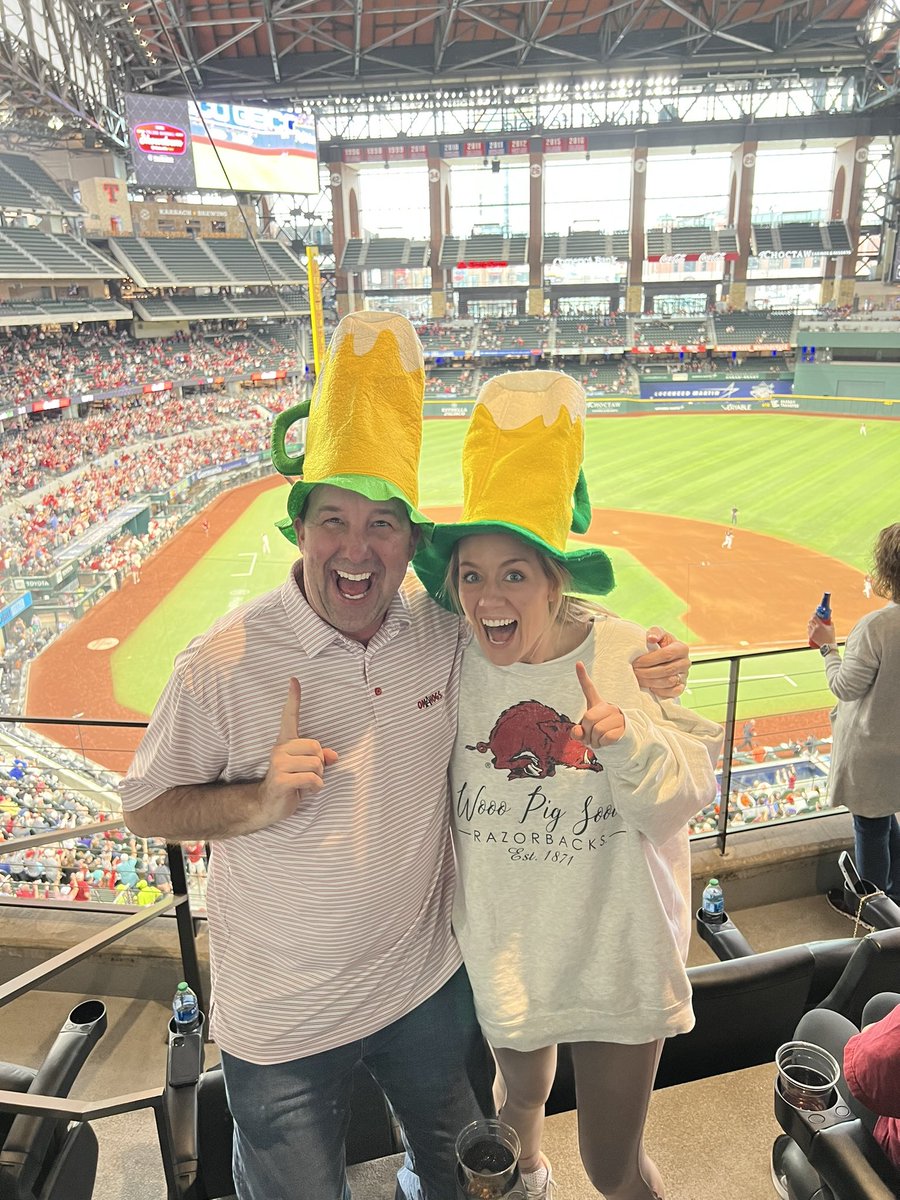 trwinn's tweet image. Go Hogs. #beersonheads #globelifefield @RazorbackBSB @GlobeLifeField         ❤️🐗⚾️