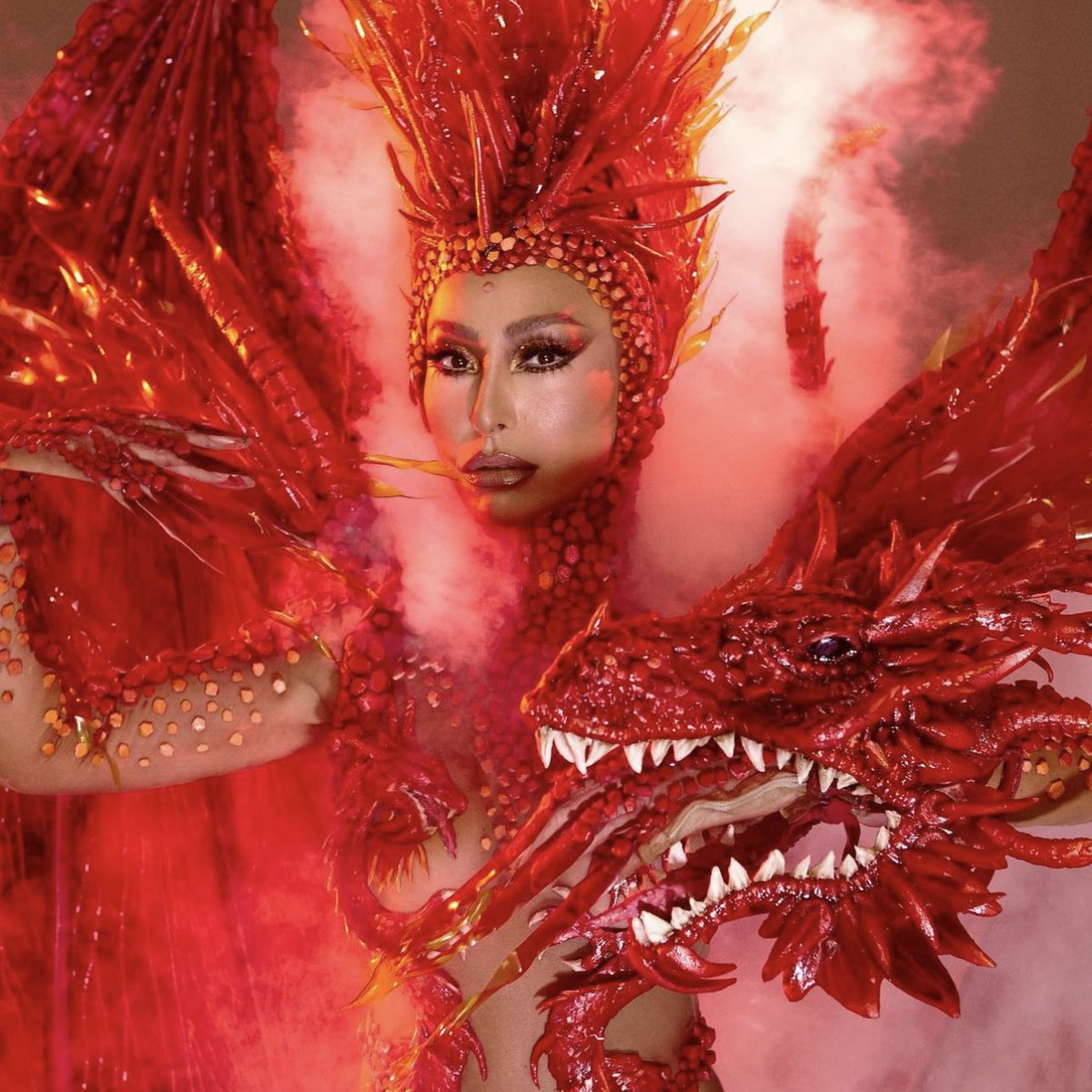 choquei's tweet image. 🚨VEJA: Sabrina Sato é criticada por evangélicos após entrar caracterizada como Dragão de São Jorge no desfile da Gaviões da Fiel no carnaval: “Vestida de diabo e fazendo o sinal da cruz. Parando de seguir”.