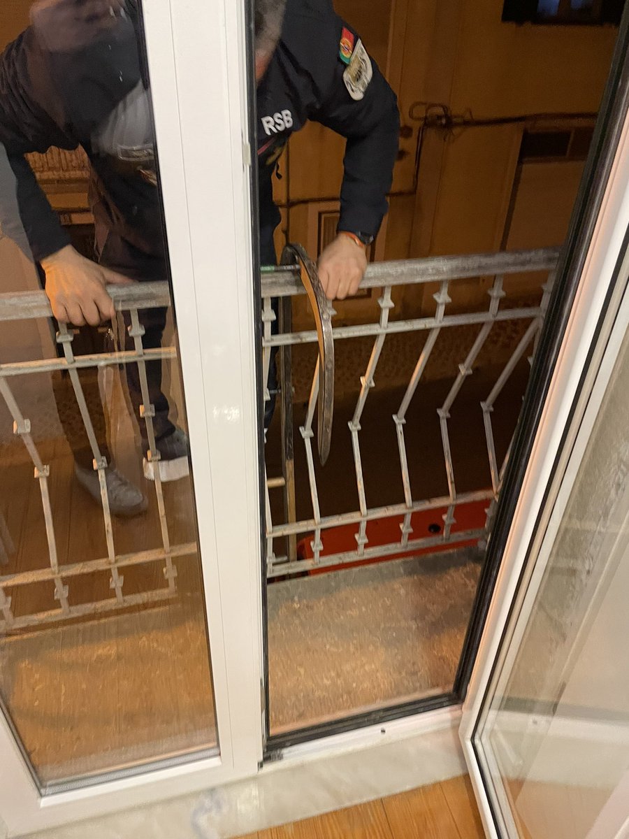 door lock at my #BrainStimConf airbnb jammed and I couldn’t get out of the apt - after hours of trial and error I called the Lisbon fire dept & had to scale out my window, onto a balcony and down a ladder w posters strapped to my back — plz come see them tmrw theyve been thru it