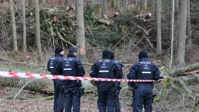 Während am 19. Februar 2020 in #Hanau Menschen schutzlos starben, wurden in Maulbach 10 Menschen von einem GroßAufgebot der Polizei kontrolliert, die friedlich die Rodung des Waldes für die #A49 beobachteten. Zerstörungsschutz statt Lebensschutz. #KulturDesTodes