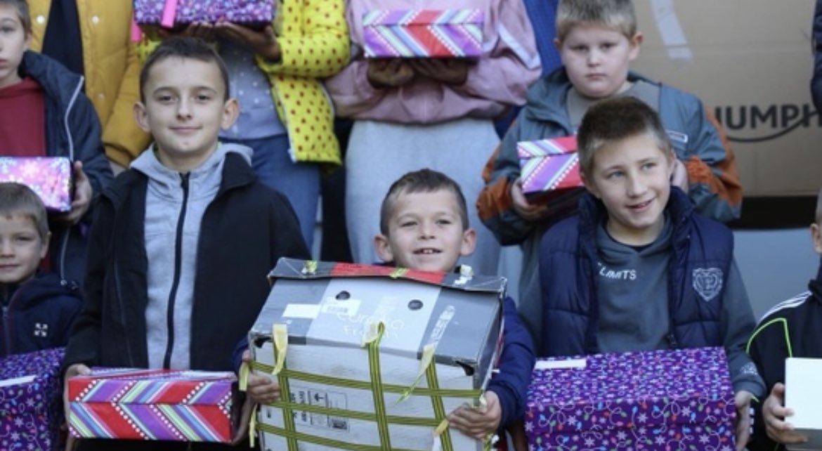 ukraineeqrelief's tweet photo. Last time we visited here the children were thrilled with the toys and food, as well as the essential clothes and toothpaste and it was amazing to be able to bring some hope and happiness to their dayππ»πππΊπ¦π https://t.co/j2qYR7AUTS
