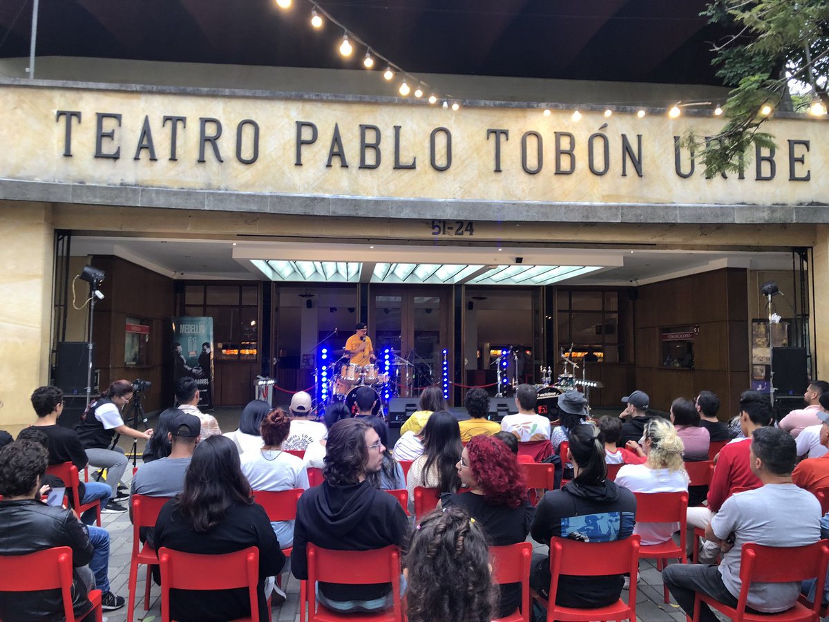 sanchez_juanc's tweet photo. Nuestra primera clase maestra “Batería rock: sonoridad e ideas para fills” a cargo del músico y docente Andrés Giraldo. @Teatropablot #SemanadelaBatería https://t.co/ceL5HG1lma