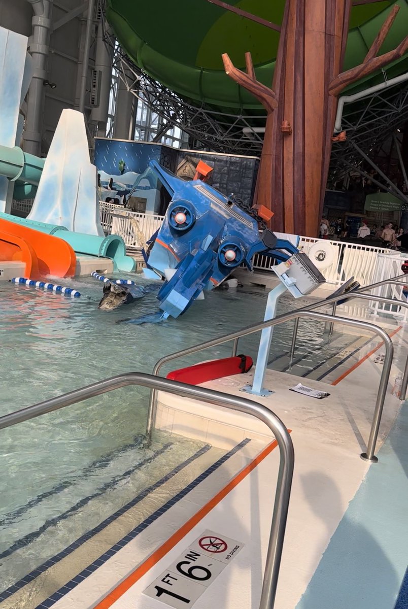 rvwear's tweet photo. Crazy!!! Helicopter display fell at #DreamWorksWaterpark in the #AmericanDreamMall https://t.co/hMeaRNu1Mn
