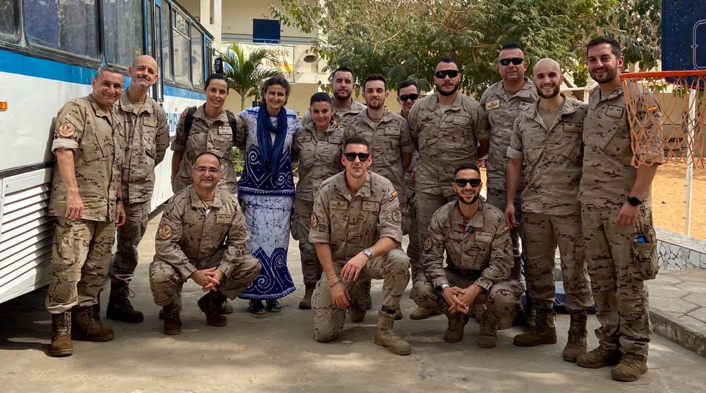 EMADmde's tweet photo. Las muestras solidaridad con los más necesitados se repiten en Senegal🇸🇳 en donde el personal del #DestacamentoMarfil🇪🇸 ha entregado material deportivo⚽ a los alumnos🎓 de un colegio🏫 en Dakar.
#24siete contribuyendo a la estabilización del #Sahel. 
@EjercitoAire 
#MOPS https://t.co/fDrooOeD3i