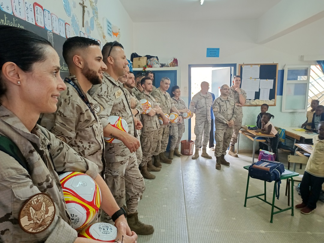 EMADmde's tweet photo. Las muestras solidaridad con los más necesitados se repiten en Senegal🇸🇳 en donde el personal del #DestacamentoMarfil🇪🇸 ha entregado material deportivo⚽ a los alumnos🎓 de un colegio🏫 en Dakar.
#24siete contribuyendo a la estabilización del #Sahel. 
@EjercitoAire 
#MOPS https://t.co/fDrooOeD3i