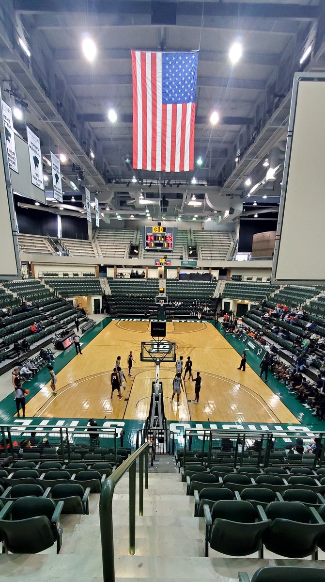 SkywayChicago's tweet photo. THE END COMES QUIETLY...
It seems sad but strangely fitting that @HartfordMBB ends its D1 history at the lonely, hard-to-find Emil Jones Center against Indy, future unknown Chicago State. #MidMajority #Remember https://t.co/peztD6A4mX