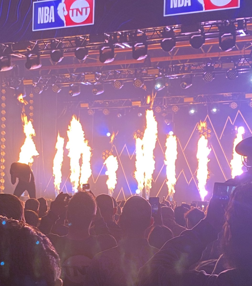 rriproarin's tweet photo. An all star performing for all stars. https://t.co/g6I5Zki8TI