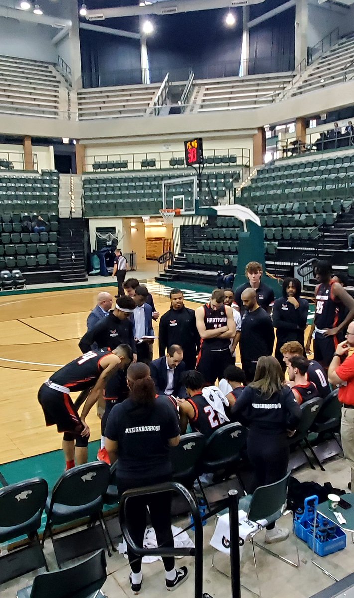 SkywayChicago's tweet photo. THE END COMES QUIETLY...
It seems sad but strangely fitting that @HartfordMBB ends its D1 history at the lonely, hard-to-find Emil Jones Center against Indy, future unknown Chicago State. #MidMajority #Remember https://t.co/peztD6A4mX