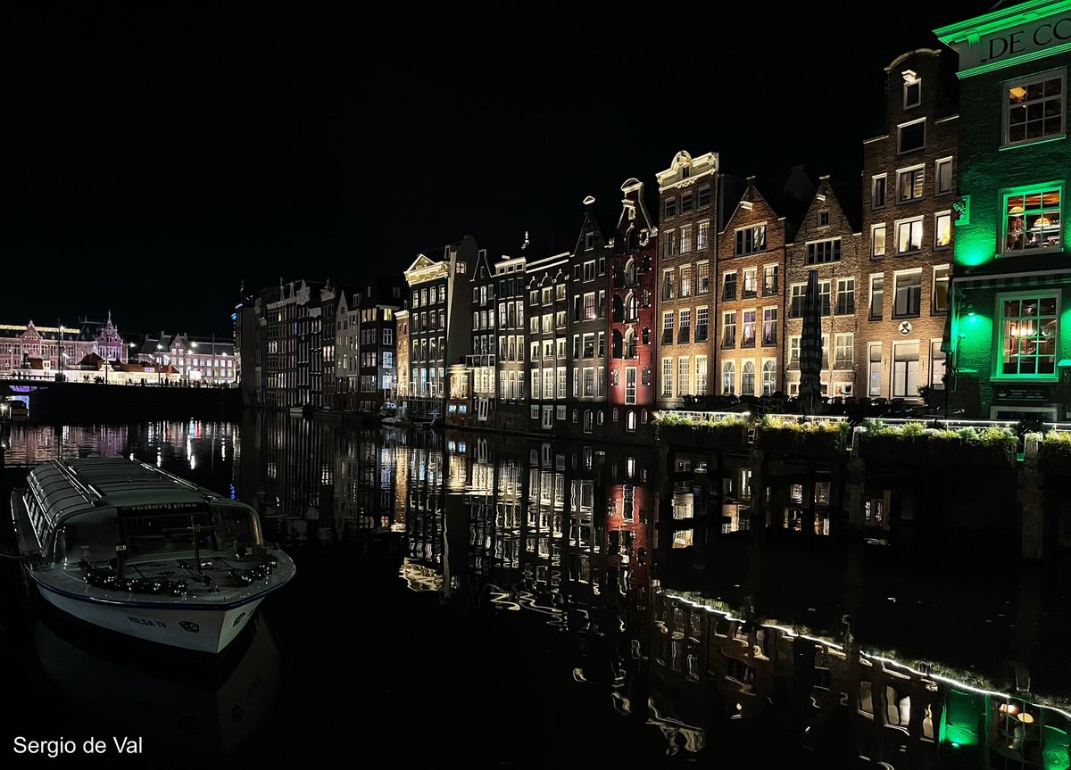 #Amsterdam #CentralAmsterdam #AmsterdamCentrum #AmsterdamCity #Netherlands #Nederland #Holland #Europe #Photography #Beautifuldestinations #Amstergram #Visit_Amsterdam #Nightphotography #Gracht #Grachtenpand #AmsterdamCentralStation #AmsterdamCentraalStation #CentraalStation