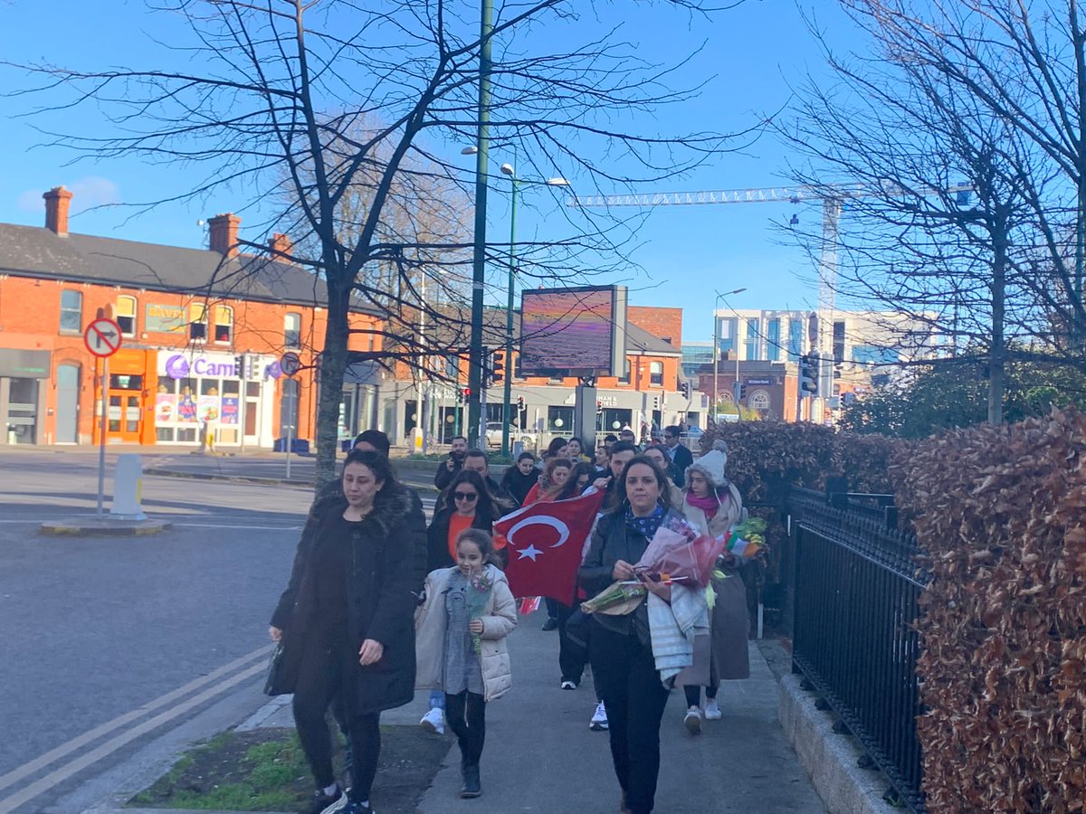 İrlanda'da yaşayan değerli vatandaşlarımız depremzedelerimizin anısına Dublin'deki Herbert Park'tan Büyükelçiliğimize yürümüşlerdir. Büyükelçiliğimiz önünde saygı duruşunda bulunan vatandaşlarımız, ardından İstiklal Marşı'nı okuyarak Büyükelçiliğimizin önüne çiçek bırakmışladır.