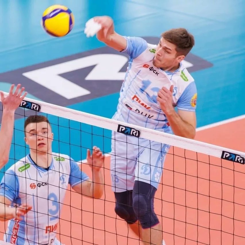 💯 Первая сотня матчей в столичном Динамо для Максима Белогорцева!

✅ Максим с нами уже четвертый сезон, но до первого серьезного юбилея добрался только сейчас. Что ж, медленно запрягаем, но быстро едем!

🏐 Так держать, Максим!