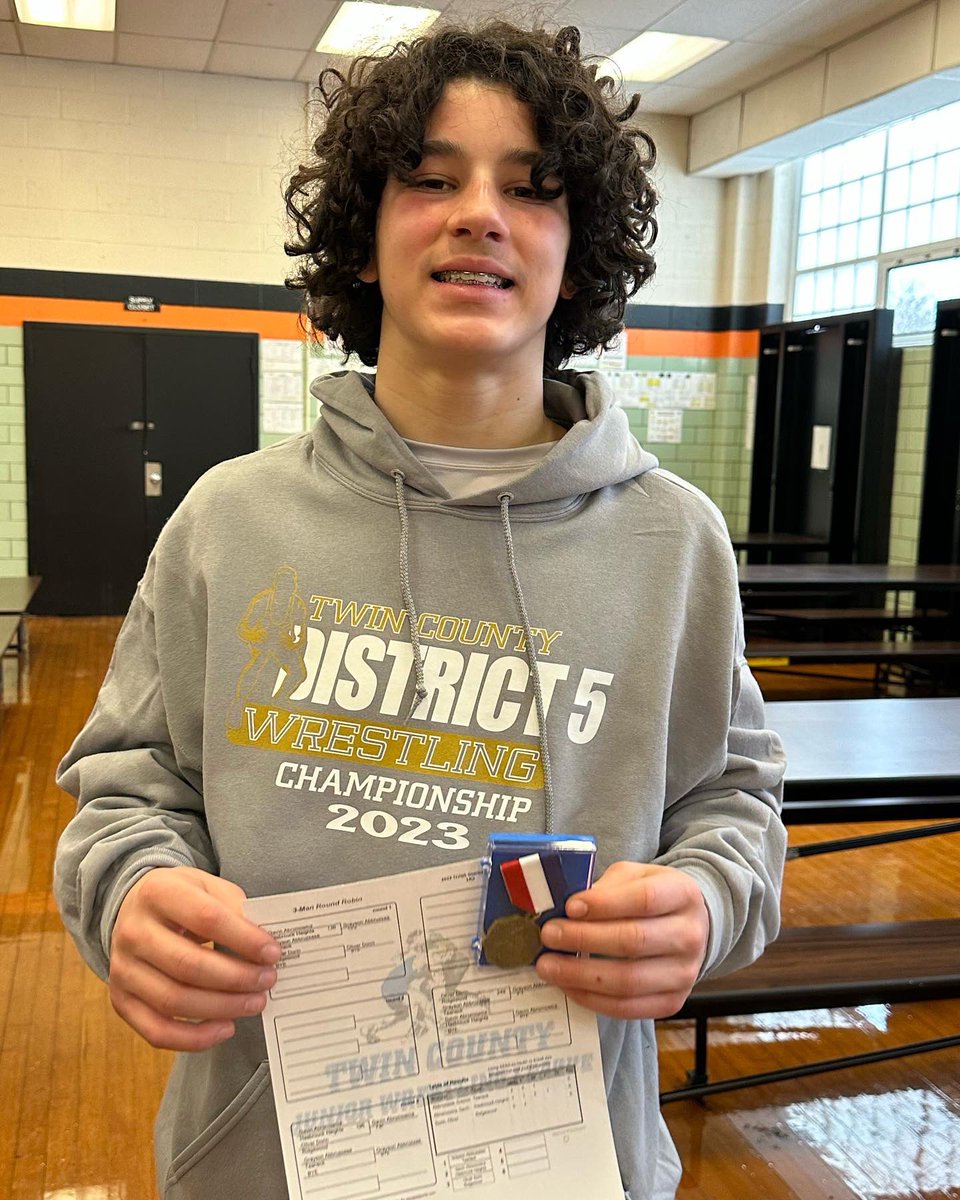 TeaneckWrestle's tweet photo. Another productive day on the mat for Teaneck Jr. Wrestling. Total medal count: 6 gold and 3 silver. 8 moving on to Regions next week! https://t.co/2TfOmhF35Z