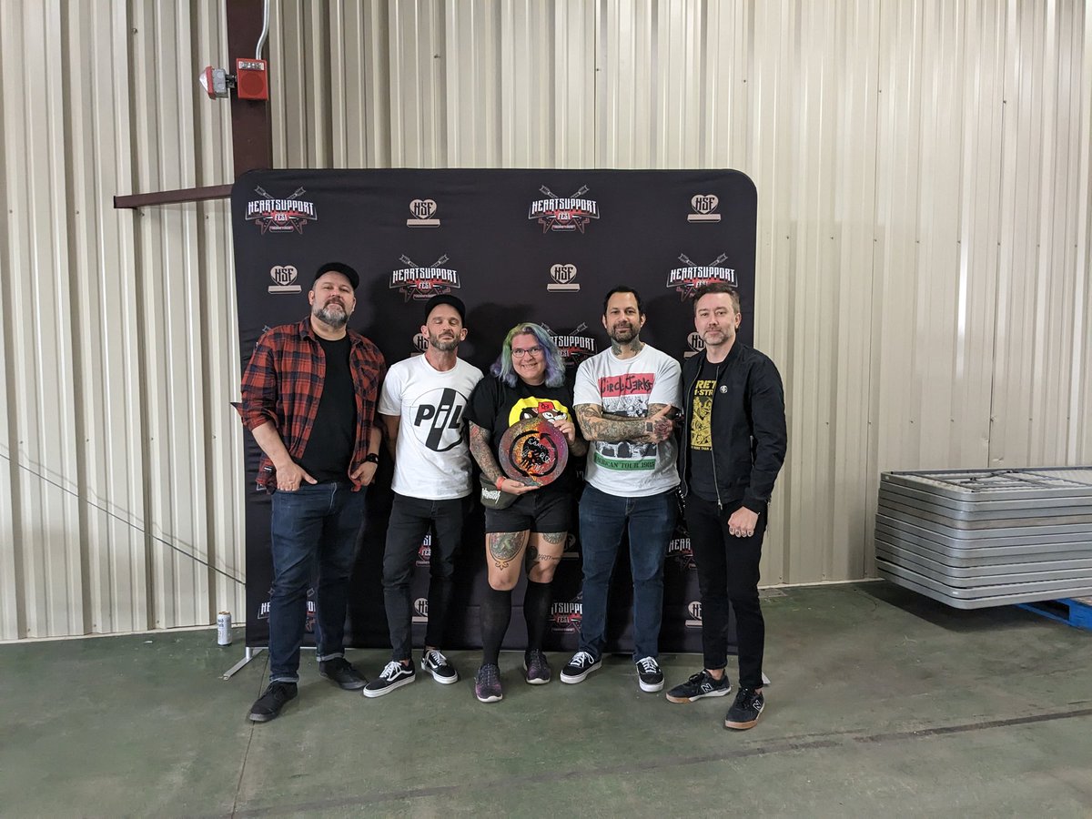 Slev___'s tweet image. Getting my favorite band of all time to sign my art is the greatest feeling on earth. @riseagainst has been my favorite band since I was 14 years old and just discovering music, and I am so just happy. Thank you 🥹🫶🖤