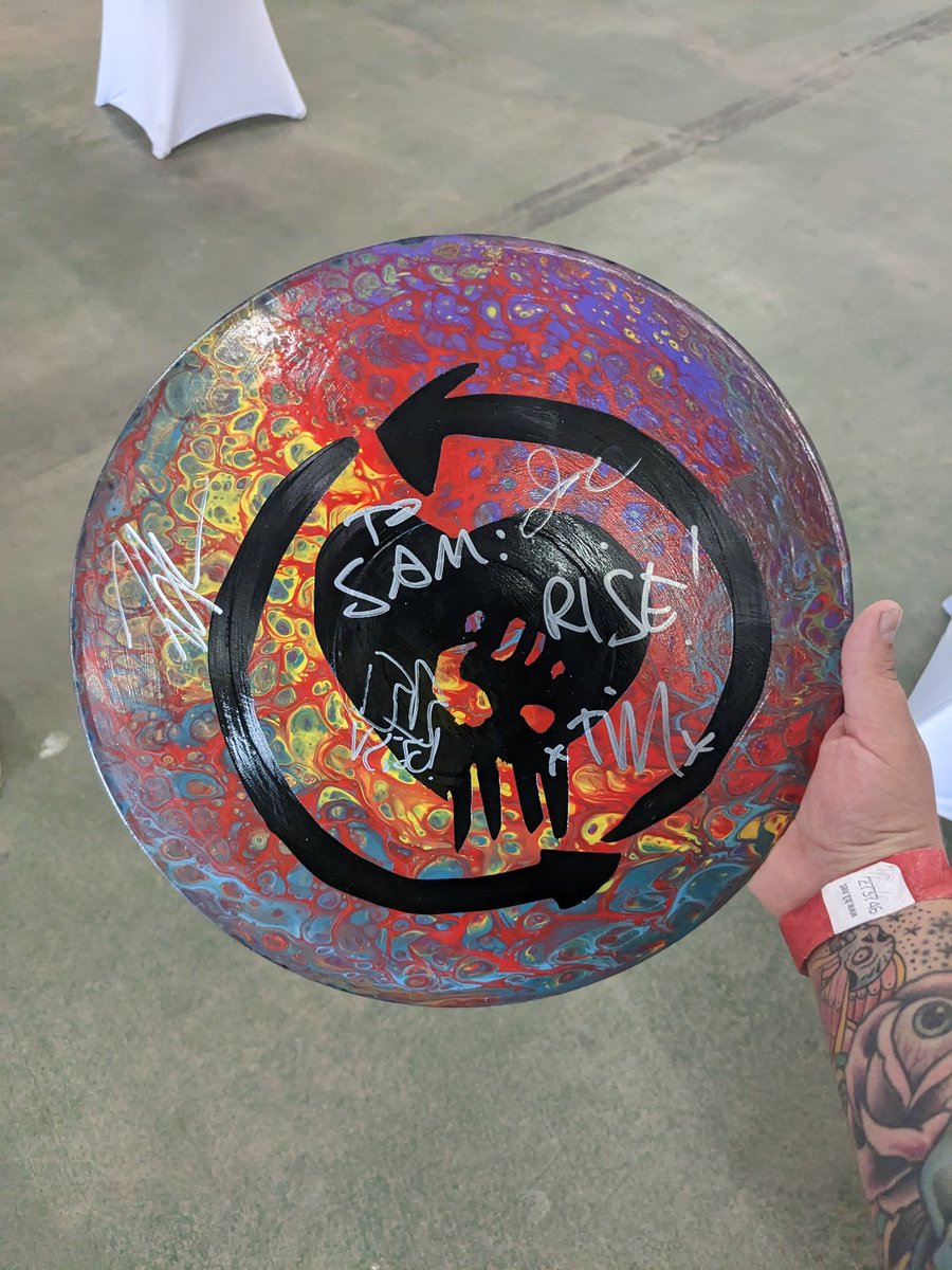 Slev___'s tweet image. Getting my favorite band of all time to sign my art is the greatest feeling on earth. @riseagainst has been my favorite band since I was 14 years old and just discovering music, and I am so just happy. Thank you 🥹🫶🖤