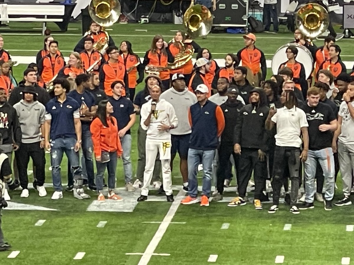 Valadez's tweet photo. @RivalsJavi @packthedomesa It was great to see our #UTSAFTBL Champions!!! at halftime along with @LisaUTSA & @CoachTraylor !!! Also @UTSAEquipment !!!
#TriangleOfToughness!!! #BirdsUp! https://t.co/kqhktBZHJa