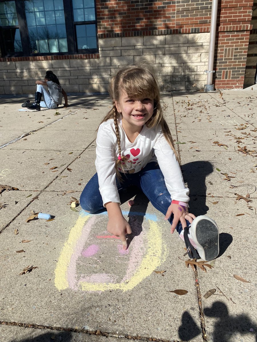 MsWomack1st's tweet photo. Ended our Valentine’s Day festivities by doing some sidewalk chalk outside in the beautiful weather!💕💖☀️ #FISDmadetoshine @SpearsElem https://t.co/hOthR23fFH