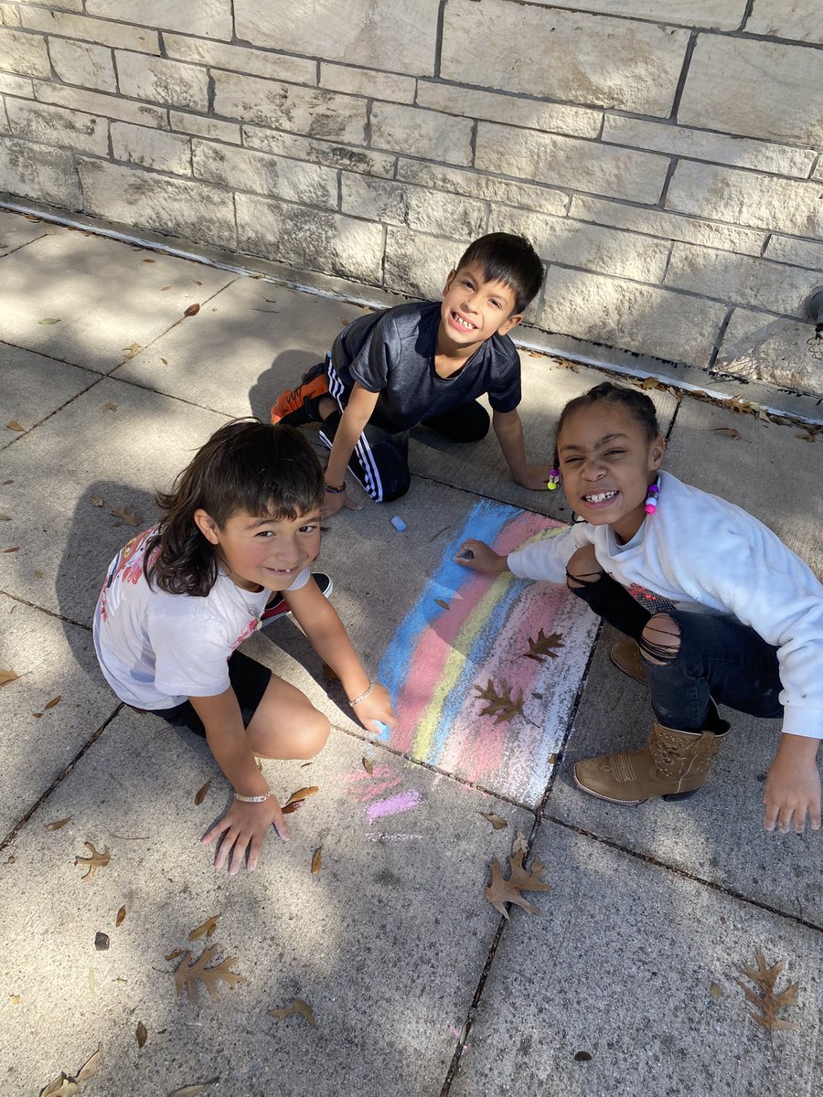 MsWomack1st's tweet photo. Ended our Valentine’s Day festivities by doing some sidewalk chalk outside in the beautiful weather!💕💖☀️ #FISDmadetoshine @SpearsElem https://t.co/hOthR23fFH