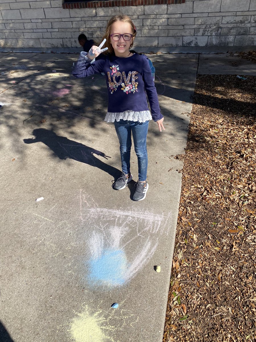 MsWomack1st's tweet photo. Ended our Valentine’s Day festivities by doing some sidewalk chalk outside in the beautiful weather!💕💖☀️ #FISDmadetoshine @SpearsElem https://t.co/hOthR23fFH