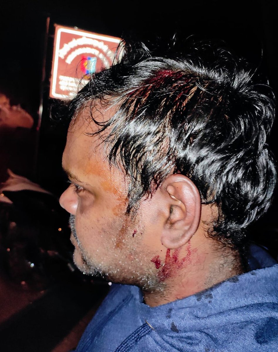 elaiya_ar's tweet image. JNU Tamil Students got beaten up by ABVP goons. They Vandalised Periyar's photo in the Students Union Office.

Even they attacked the student in  Ambulance, while he was bleeding.

@JNU_official_50 
@mkstalin
@KanimozhiDMK @thirumaofficial

#JNU #TamilStudents #BanABVP