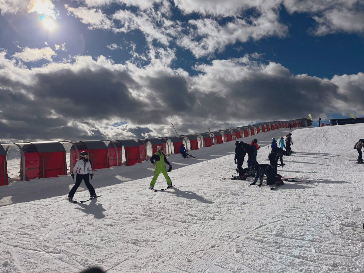 CoedcaeSchool's tweet photo. Made it to the top! They’re brilliant! Keen and ready on their skis!#firsttimeskiing https://t.co/5ZHyLoxvY1