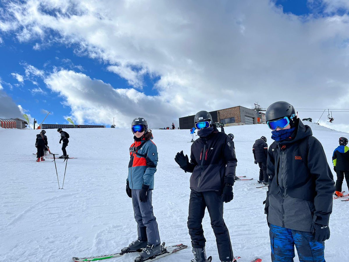 CoedcaeSchool's tweet photo. Made it to the top! They’re brilliant! Keen and ready on their skis!#firsttimeskiing https://t.co/5ZHyLoxvY1