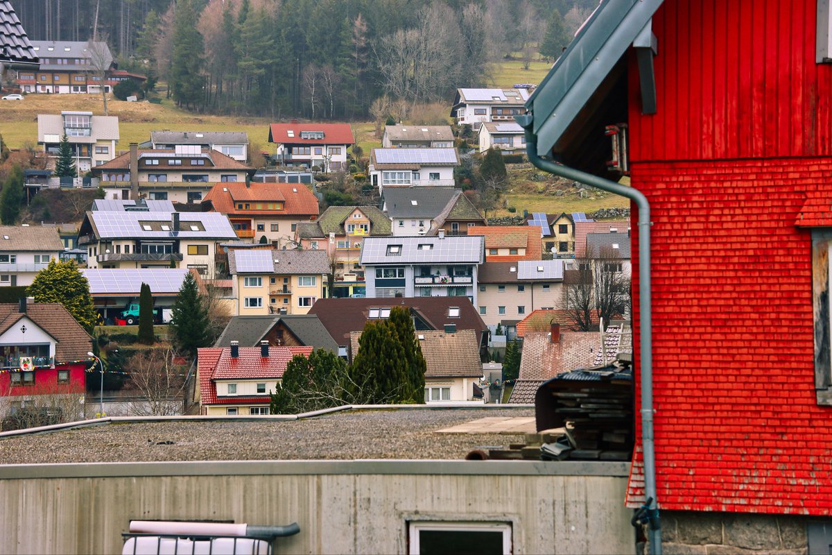 balkonsolar's tweet photo. In #Schonach im #Schwarzwald gewesen und überraschend viele #Solaranlagen gesehen. Nicht nur auf den Dächern, sondern auch #BuildingintegratedPV, Solarfassaden, #Fensterladen als #Solarpanel und vieles mehr… #Energiewende #ländlicherraum #Bauernhaus #Holzbau https://t.co/voCzY8srMg