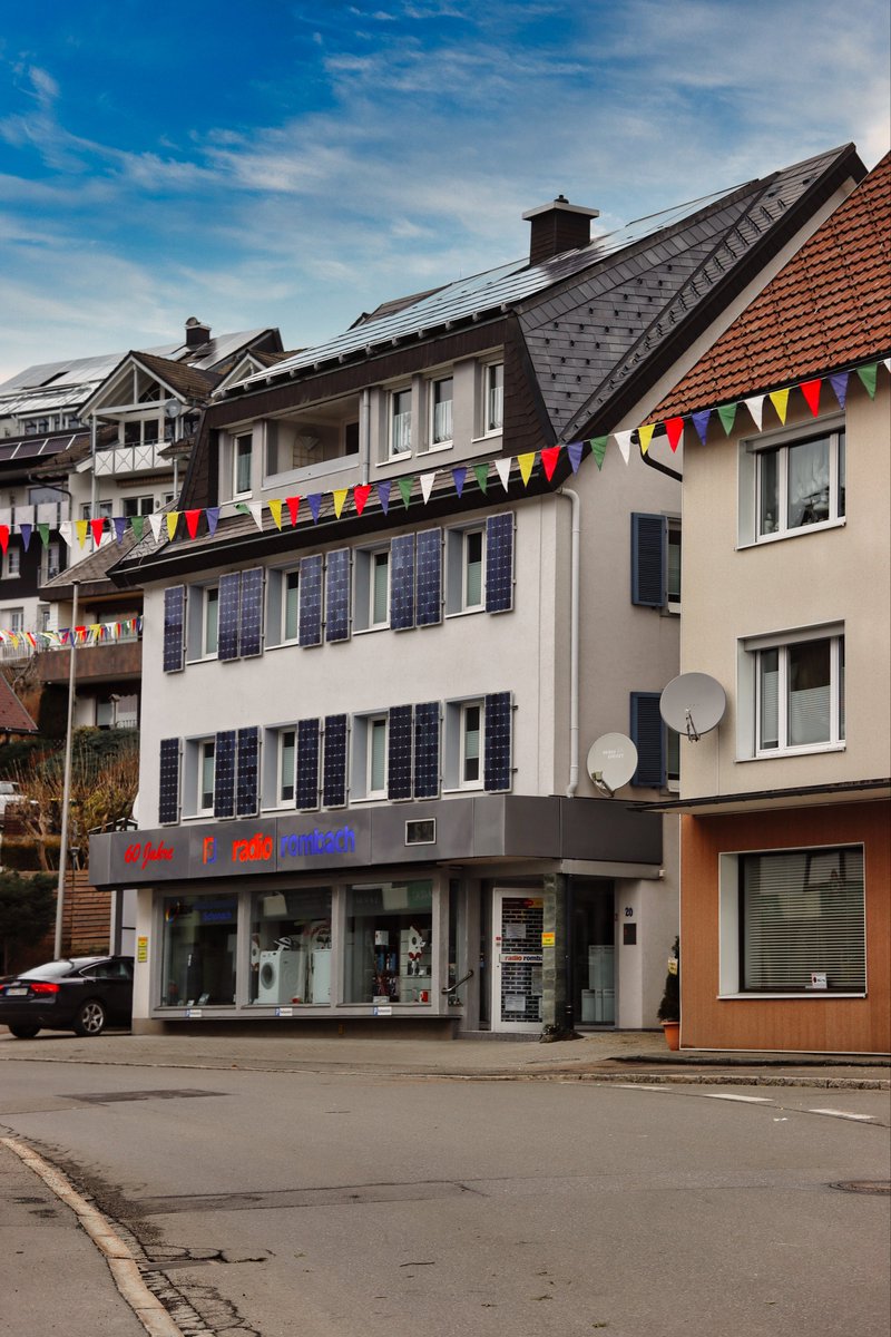 balkonsolar's tweet photo. In #Schonach im #Schwarzwald gewesen und überraschend viele #Solaranlagen gesehen. Nicht nur auf den Dächern, sondern auch #BuildingintegratedPV, Solarfassaden, #Fensterladen als #Solarpanel und vieles mehr… #Energiewende #ländlicherraum #Bauernhaus #Holzbau https://t.co/voCzY8srMg