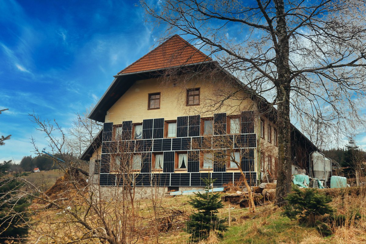 balkonsolar's tweet photo. In #Schonach im #Schwarzwald gewesen und überraschend viele #Solaranlagen gesehen. Nicht nur auf den Dächern, sondern auch #BuildingintegratedPV, Solarfassaden, #Fensterladen als #Solarpanel und vieles mehr… #Energiewende #ländlicherraum #Bauernhaus #Holzbau https://t.co/voCzY8srMg