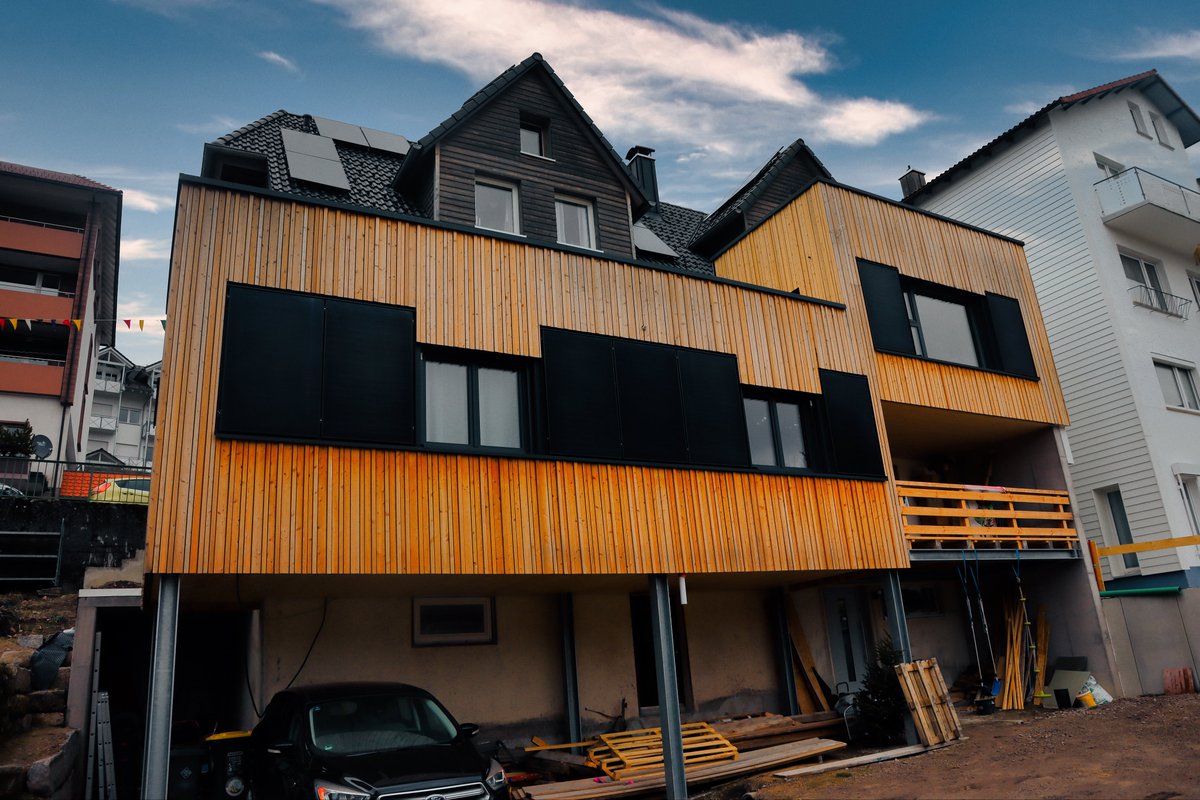 balkonsolar's tweet photo. In #Schonach im #Schwarzwald gewesen und überraschend viele #Solaranlagen gesehen. Nicht nur auf den Dächern, sondern auch #BuildingintegratedPV, Solarfassaden, #Fensterladen als #Solarpanel und vieles mehr… #Energiewende #ländlicherraum #Bauernhaus #Holzbau https://t.co/voCzY8srMg