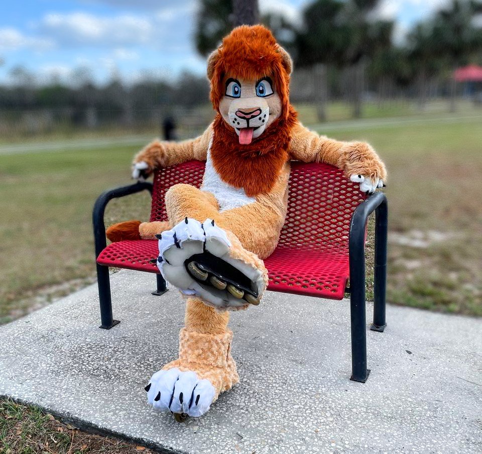 Public Fursuiting at a Park 🦁🛼 Like my skate paws?  #fursuitmaker #FursuitEveryday #publicfursuiting