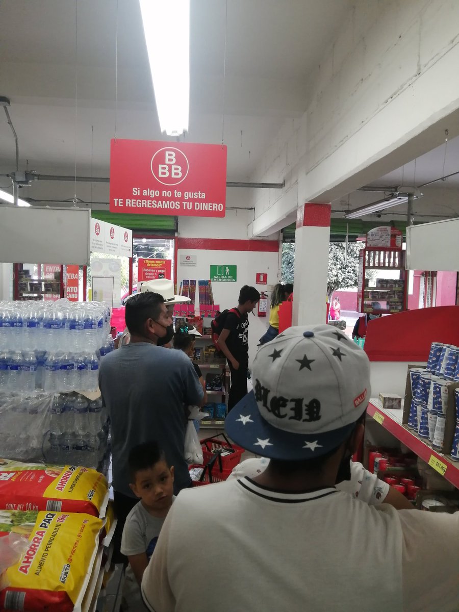 MiltonHouse's tweet photo. @Tiendas3B  no es posible que solo este una caja en función y los demás empleados en su bodega platicando. Les pedí que nos apoyarán abriendo la otra caja y la "encargada" no hizo nada. En esta tienda siempre es lo mismo. La encargada siempre atiende de mala gana. https://t.co/iikO6uXm2P